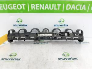 Used Rear bumper bracket central Renault Clio IV (5R) 1.6 Turbo 16V RS 200 EDC Price € 35,00 Margin scheme offered by Snuverink Autodemontage