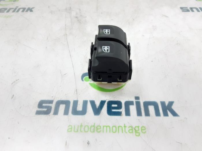 Usados Interruptor de ventanilla eléctrica Renault Clio IV Estate/Grandtour (7R) 1.2 TCE 16V GT EDC Precio € 24,99 Norma de margen ofrecido por Snuverink Autodemontage