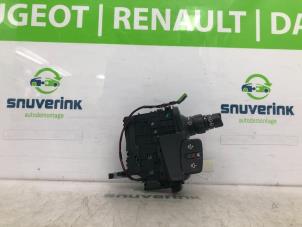Used Steering wheel mounted radio control Renault Scénic II (JM) 1.9 dCi 115 Price € 35,00 Margin scheme offered by Snuverink Autodemontage