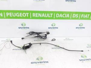 Usagé Conduit hydraulique toit escamotable Peugeot 307 CC (3B) 2.0 16V Prix € 125,00 Règlement à la marge proposé par Snuverink Autodemontage
