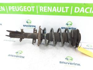 Używane Amortyzator lewy przód Renault Kangoo/Grand Kangoo (KW) 1.6 16V Cena € 45,00 Procedura marży oferowane przez Snuverink Autodemontage