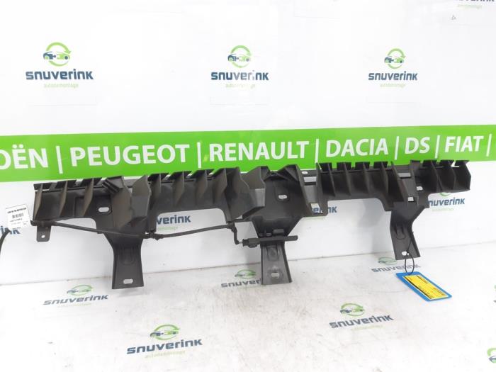 Support pare-chocs arrière centre d'un Peugeot 3008 II (M4/MC/MJ/MR) 1.2 12V e-THP PureTech 130 2020