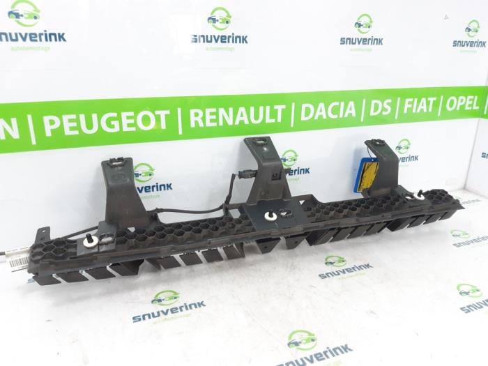 Support pare-chocs arrière centre d'un Peugeot 3008 II (M4/MC/MJ/MR) 1.2 12V e-THP PureTech 130 2020