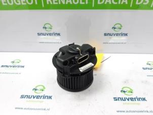 Usados Motor de ventilador de calefactor Renault Clio III (BR/CR) 1.2 16V 75 Precio € 45,00 Norma de margen ofrecido por Snuverink Autodemontage