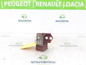 Used Rear door hinge, left Renault Scénic II (JM) 1.6 16V Price € 30,00 Margin scheme offered by Snuverink Autodemontage