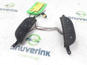 Used Steering wheel Opel Vivaro 2.5 CDTI 16V Price € 60,50 Inclusive VAT offered by Snuverink Autodemontage