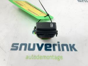Used Rear window heating switch Opel Vivaro 2.5 CDTI 16V Price € 24,20 Inclusive VAT offered by Snuverink Autodemontage
