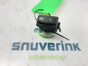 Used Central locking switch Opel Vivaro 2.5 CDTI 16V Price € 24,20 Inclusive VAT offered by Snuverink Autodemontage