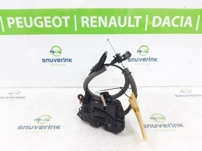 Front door lock mechanism 4-door, right from a Renault Clio V (RJAB) 1.0 TCe 90 12V 2022