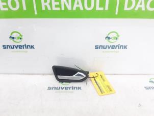 Używane Uchwyt drzwi prawych tylnych wersja 4-drzwiowa Renault Clio V (RJAB) 1.0 TCe 90 12V Cena € 20,00 Procedura marży oferowane przez Snuverink Autodemontage