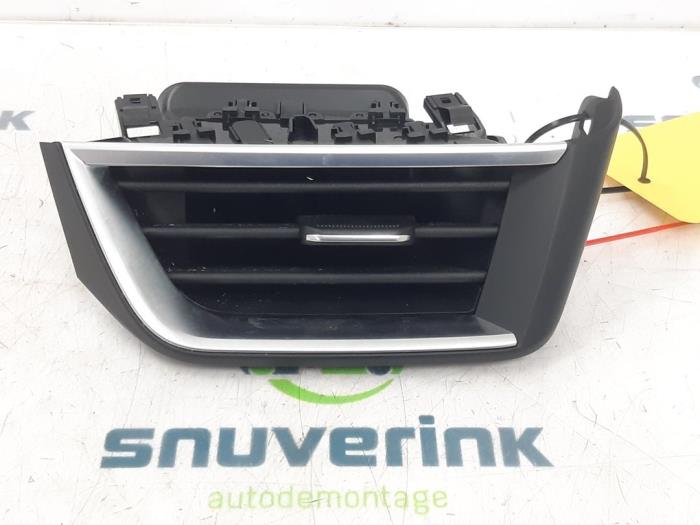 Dashboard vent from a Renault Clio V (RJAB) 1.0 TCe 90 12V 2022