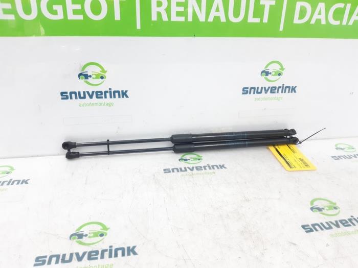 Set of tailgate gas struts from a Renault Clio V (RJAB) 1.0 TCe 90 12V 2022