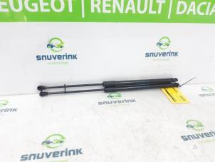 Używane Zestaw amortyzatorów gazowych tylnej klapy Renault Clio V (RJAB) 1.0 TCe 90 12V Cena € 30,00 Procedura marży oferowane przez Snuverink Autodemontage