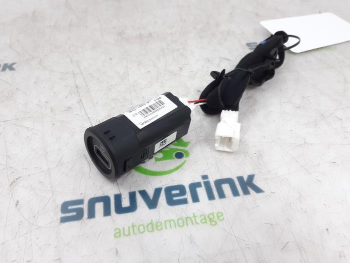 AUX / USB connection from a Kia Stonic (YB) 1.0i T-GDi 12V Eco-Dynamics+ 2022