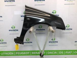 Used Front wing, right Renault Clio II (BB/CB) 1.6 16V Price on request offered by Snuverink Autodemontage