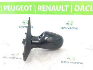 Usagé Rétroviseur gauche Renault Clio II (BB/CB) 1.6 16V Prix € 35,00 Règlement à la marge proposé par Snuverink Autodemontage