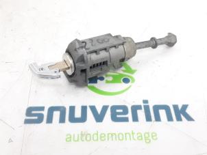 Used Door lock cylinder, left Peugeot 308 (L3/L8/LB/LH/LP) 1.6 BlueHDi 120 Price on request offered by Snuverink Autodemontage