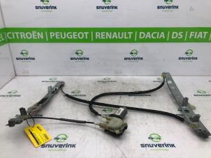 Używane Mechanizm szyby prawej przedniej wersja 2-drzwiowa Renault Megane II (BM/CM) 1.6 16V Cena € 40,00 Procedura marży oferowane przez Snuverink Autodemontage