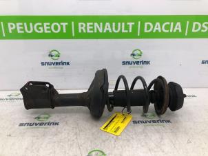 Używane Amortyzator prawy przód Renault Twingo II (CN) 1.2 16V Cena € 40,00 Procedura marży oferowane przez Snuverink Autodemontage