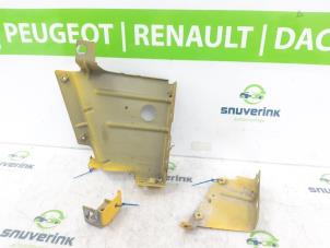 Used Front left screen carrier Renault Master IV (FV) 2.3 dCi 145 16V FWD Price on request offered by Snuverink Autodemontage