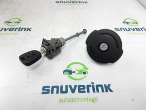 Used Door lock cylinder, left Peugeot 308 SW (4E/H) 1.6 VTI 16V Price on request offered by Snuverink Autodemontage