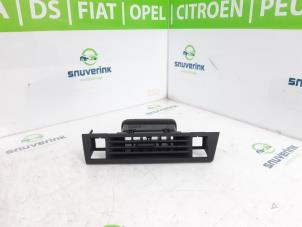 Usagé Grille aération tableau de bord Opel Astra L (F3/FB/FM/FP) 1.2 Turbo 110 12V Prix € 40,00 Règlement à la marge proposé par Snuverink Autodemontage