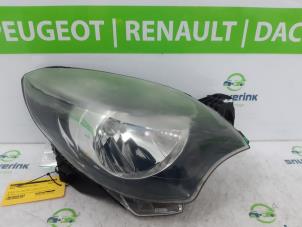 Używane Reflektor prawy Renault Twingo II (CN) 1.2 16V Cena € 100,00 Procedura marży oferowane przez Snuverink Autodemontage