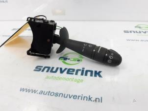 Używane Przelacznik wycieraczki Renault Twingo II (CN) 1.2 16V Cena € 25,00 Procedura marży oferowane przez Snuverink Autodemontage