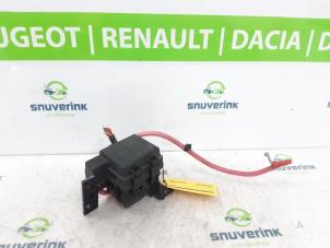 Usagé Boîte à fusibles Renault Scénic III (JZ) 2.0 16V CVT Prix € 40,00 Règlement à la marge proposé par Snuverink Autodemontage