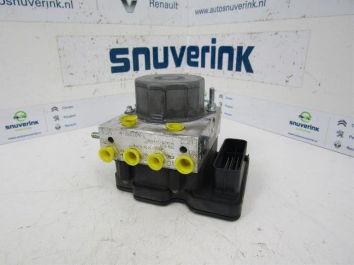 Używane Pompa ABS Renault Clio IV (5R) 0.9 Energy TCE 90 12V Cena € 67,49 Procedura marży oferowane przez Snuverink Autodemontage