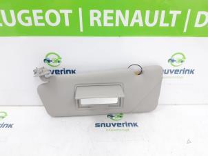 Usagé Pare-soleil Renault Clio IV (5R) 0.9 Energy TCE 90 12V Prix € 20,00 Règlement à la marge proposé par Snuverink Autodemontage