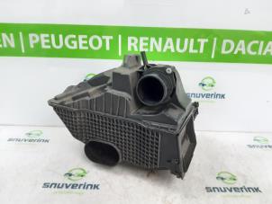 Używane Obudowa filtra powietrza Renault Clio IV (5R) 0.9 Energy TCE 90 12V Cena € 30,00 Procedura marży oferowane przez Snuverink Autodemontage