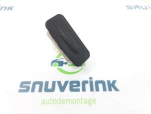 Used Tailgate handle Renault Clio IV (5R) 0.9 Energy TCE 90 12V Price on request offered by Snuverink Autodemontage