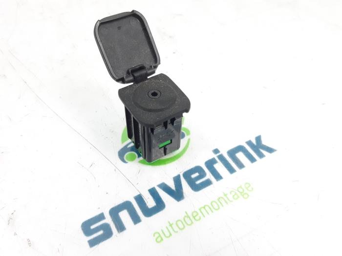 Usados Conector Mazda 2 (DE) 1.5 16V S-VT Precio € 30,00 Norma de margen ofrecido por Snuverink Autodemontage