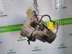 Używane Skrzynia biegów Renault Twingo II (CN) 1.2 16V Cena € 300,00 Procedura marży oferowane przez Snuverink Autodemontage