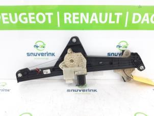 Używane Mechanizm szyby prawej przedniej wersja 4-drzwiowa Renault Clio V (RJAB) 1.0 TCe 90 12V Cena € 100,00 Procedura marży oferowane przez Snuverink Autodemontage