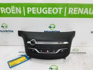 Używane Panel obslugi radia Peugeot 308 SW (L4/L9/LC/LJ/LR) 1.6 BlueHDi 120 Cena na żądanie oferowane przez Snuverink Autodemontage