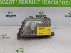 Używane Reflektor lewy Renault Clio (B/C57/357/557/577) 1.4i RN,RT Kat. Cena € 30,00 Procedura marży oferowane przez Snuverink Autodemontage