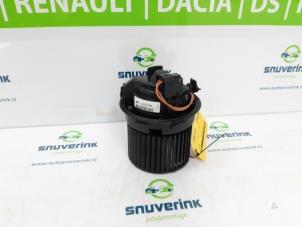Used Heating and ventilation fan motor Renault Clio IV Estate/Grandtour (7R) 0.9 Energy TCE 90 12V Price € 30,00 Margin scheme offered by Snuverink Autodemontage
