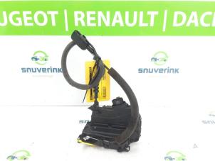 Używane Mechanizm blokady drzwi lewych tylnych wersja 4-drzwiowa Renault Clio IV Estate/Grandtour (7R) 0.9 Energy TCE 90 12V Cena € 50,00 Procedura marży oferowane przez Snuverink Autodemontage