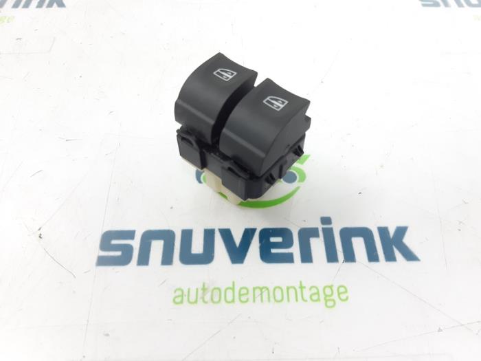 Usados Interruptor de ventanilla eléctrica Renault Captur I (2R) 0.9 Energy TCE 12V Precio € 24,99 Norma de margen ofrecido por Snuverink Autodemontage