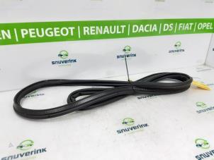 Używane Uszczelka tylnej klapy Renault Captur (2R) 0.9 Energy TCE 12V Cena na żądanie oferowane przez Snuverink Autodemontage