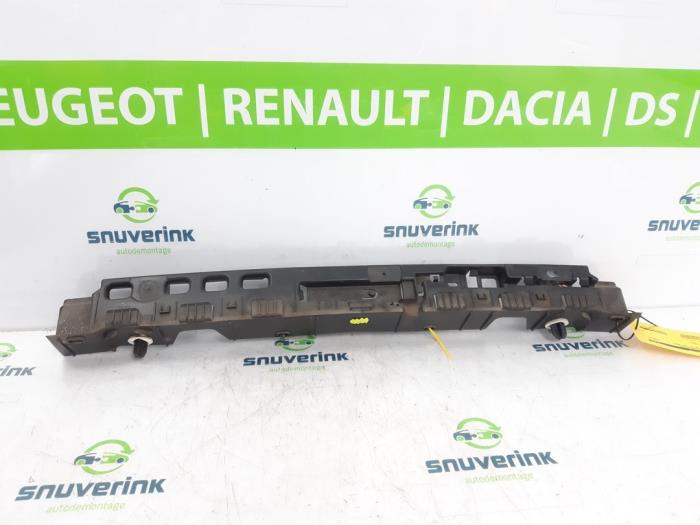 Rear bumper bracket central from a Renault Captur (2R) 0.9 Energy TCE 12V 2016