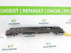 Usados Soporte de parachoques media detrás Renault Captur (2R) 0.9 Energy TCE 12V Precio de solicitud ofrecido por Snuverink Autodemontage