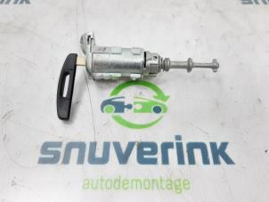 Used Door lock cylinder, left Renault Captur (2R) 0.9 Energy TCE 12V Price € 30,00 Margin scheme offered by Snuverink Autodemontage