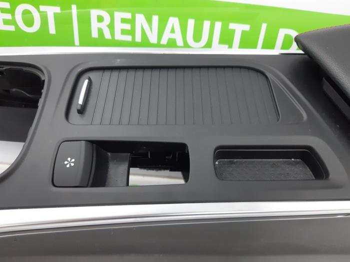 Console centrale d'un Renault Megane IV Estate (RFBK) 1.3 TCE 160 16V 2021