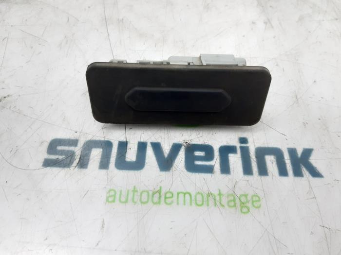 Interruptor del portón trasero de un Renault Twingo III (AH) 1.0 SCe 70 12V 2016