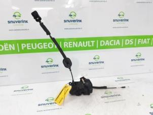 Używane Mechanizm blokady drzwi prawych tylnych wersja 4-drzwiowa Renault Twingo III (AH) 1.0 SCe 70 12V Cena € 30,00 Procedura marży oferowane przez Snuverink Autodemontage