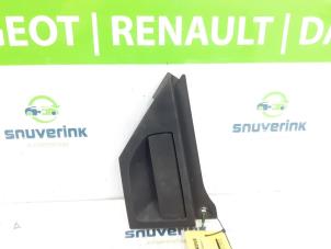 Używane Uchwyt drzwi prawych tylnych wersja 4-drzwiowa Renault Twingo III (AH) 1.0 SCe 70 12V Cena na żądanie oferowane przez Snuverink Autodemontage