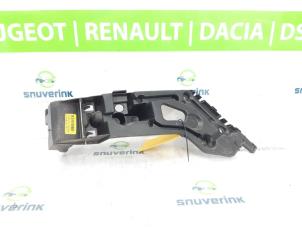 Używane Wspornik zderzaka prawy tyl Renault Clio IV Estate/Grandtour (7R) 0.9 Energy TCE 90 12V Cena na żądanie oferowane przez Snuverink Autodemontage